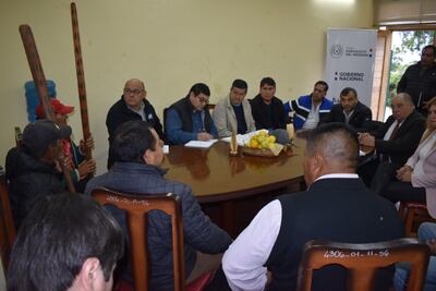 Reunión mantenida entre autoridades del Indi y ancianos de comunidad Aché de Chupapou esta mañana.