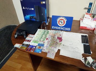 Los objetos electrónicos, celulares, tarjetas de débito y crédito que tenía en su poder el ahora detenido.