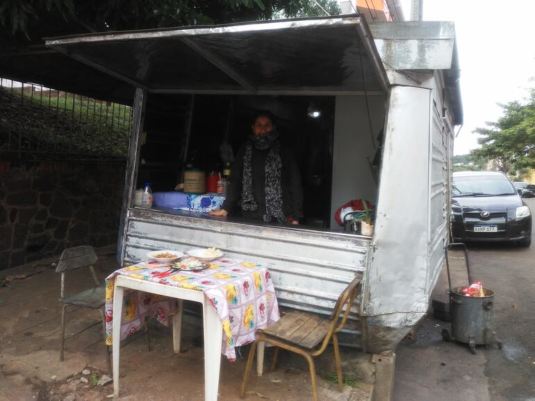 En este puesto de comidas atendido por Karen Cubas, ubicada la intersección de las calles Pedro Juan Caballero y Carlos Antonio López, de Encarnación, la pareja de alemanes fue a almorzar el miércoles pasado. Luego, el sábado, el hombre fue a buscar comida para llevar.