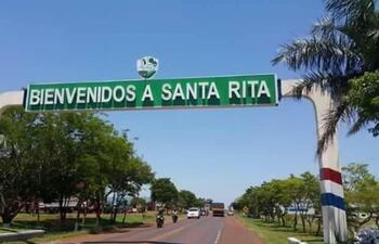 Principal acceso a Santa Rita que ayer cumplió 31 años como distrito.