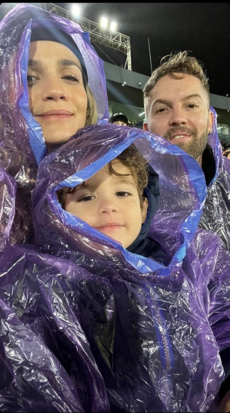 Los Ruiz Díaz-Volpe fueron bien equipados para alentar al Club Olimpia en la otoñal noche. (Captura de la historia de Instagram de Antonella Volpe)