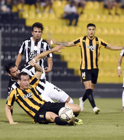 Fueron compañeros en Guaraní, pero anoche no se dieron tregua en la cancha, Fernando Fernández y Javier Báez.
