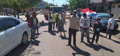 Nativos cerraron la avenida que pasa por detrás de la Gobernación de Caaguazú, para exigir traslado a Asunción y tierras para sus comunidades.