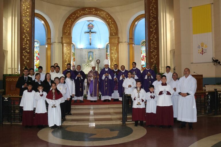 Monseñor Miguel Ángel Cabello, junto al obispo de Caacupé, Mons. Ricardo Valenzuela, sacerdotes, monaguillos y monaguillas, diáconos y otros integrantes de la liturgia luego de la misa matutina del quinto día del novenario de la Virgen.