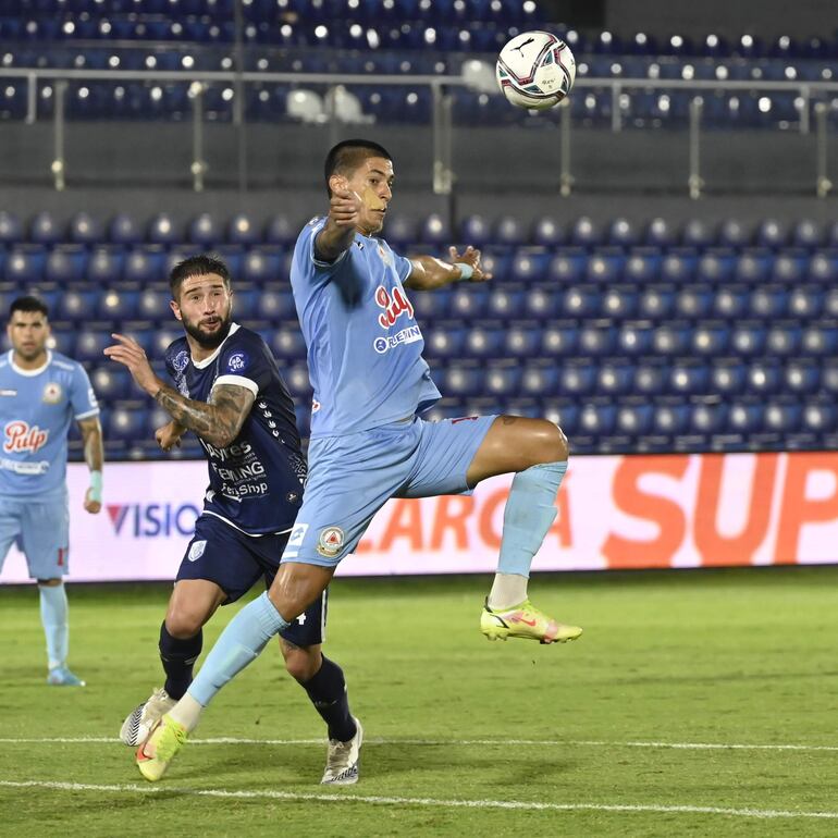  Marcos  Daniel Martinich (25, izquierda), marcador de punta argentino del Sportivo Ameliano.