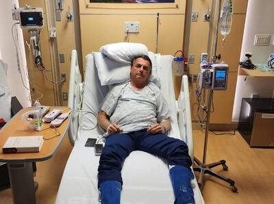 Expresidente brasileño Jair Bolsonaro Jair M. Bolsonaro en la ciudad de Orlando, Florida (EE.UU.). Bolsonaro comunicó este lunes que se encuentra ingresado en un hospital de Orlando, en Estados Unidos, por una "adherencia abdominal" como consecuencia de las cirugías por lasque pasó después del atentado que sufrió en 2018.