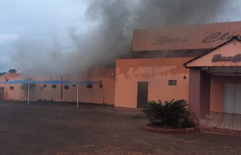 El incendio consumió por completo el conocido prostíbulo de Ciudad del Este.