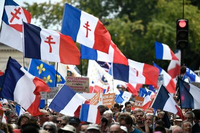 Antivacunas protestan en Francia.