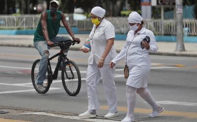 Dos trabajadoras de la salud  en La Habana (Cuba).