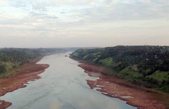 Aguas abajo del embalse de Itaipú se puede ver la crítica situación del río Paraná (zona Remansito, Alto Paraná).