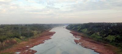 Aguas abajo del embalse de Itaipú se puede ver la crítica situación del río Paraná (zona Remansito, Alto Paraná).