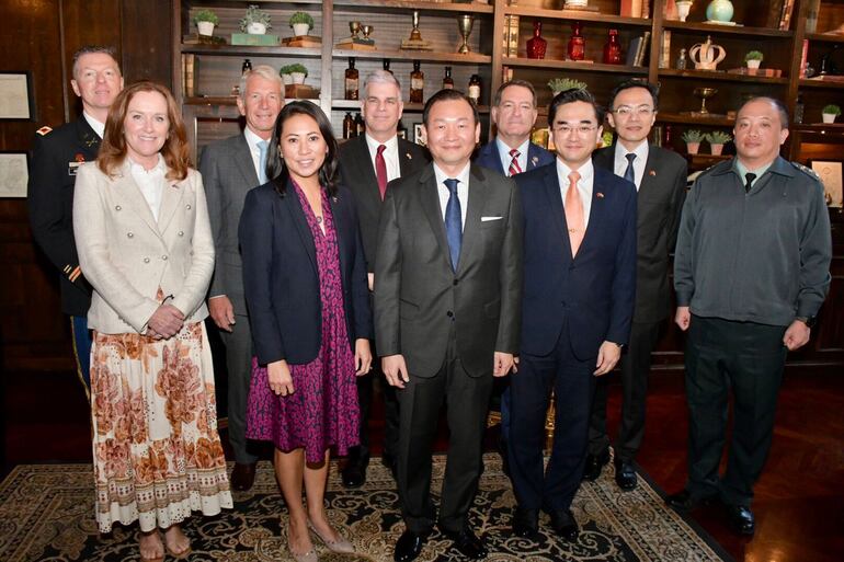 Reunión de la comitiva de miembros de la cámara de representantes de Estados Unidos con el embajador de Taiwán en Paraguay, José Han, y otros miembros de la embajada.