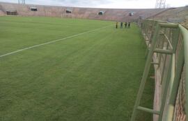 Técnicos de la APF inspeccionan el sector de empastado del estadio “Villa Alegre” de la Liga Encarnacena de Fútbol. Aquí se jugará la fial de la Copa Paraguay, este viernes.