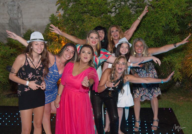 Disfrutando de la fiesta de cumple Donatella Luccarelli, Carla Ortega, Natalia Cardozo, Tina Martínez, María Inés Lippman, Cinthia León, Cinthia Villalba, Raquel de Dacak y Viviana Jara de León.