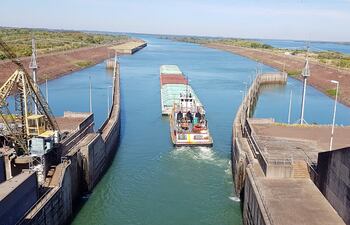 Desde hoy pasarán las embarcaciones de mayor porte por la esclusa de navegación de la Entidad Binacional Yacyretá, tras haber obtenido una profundidad apropiada del río Paraná.