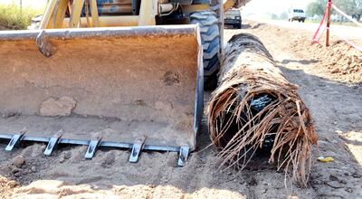 Parte del caño roto. El material es de poliéster reforzado, con fibra de vidrio y 500 mm de diámetro. Se espera que el agua vuelva a fluir desde hoy hacia los reservorios de la planta central de Loma Plata.