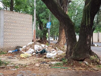 Así está la esquina de la ANDE, en la calle R.I. 18 y Pancha Garmendia: cubierta de basura y escombros.