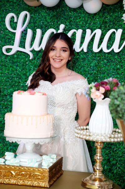 Luciana lució un hermoso vestido corto, con detalles de bordados en pedrería.
