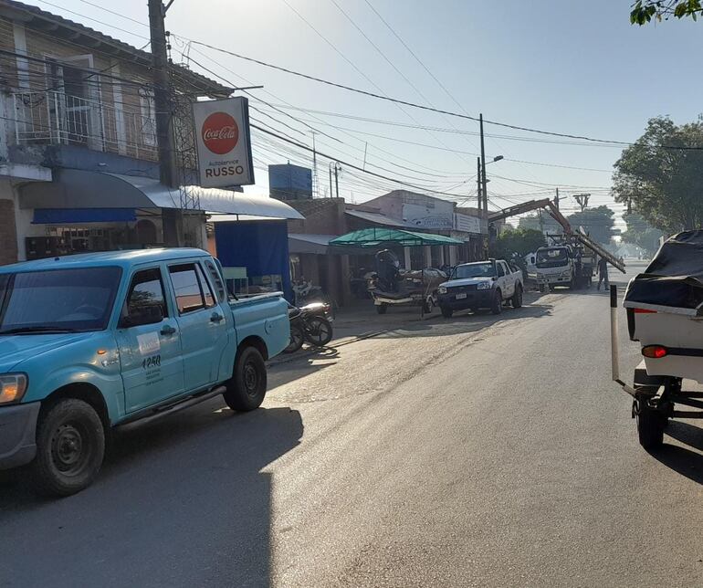 Se realizan trabajos de mantenimiento y cambio de cables en varios puntos del sur de Ñeembucú este domingo.