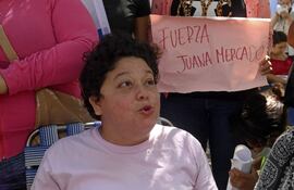 Luego de dos años de clamor, Juana consiguió ayer que el IPS le autorice una extirpación parcial de un tumor que le afecta la vista, el oído, la respiración y la alimentación.