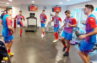 Jugadores del plantel azulgrana realizando tareas físicas, ya en la sede de la competencia.