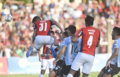 Cabeza y adentro. Robert Morales aprovechó un preciso envío de Claudio Aquino para registrar el 1-0 con este frentazo.