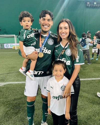 Hermosa familia. Gustavo Gómez junto a su esposa Jazmín Torres y sus hijos Lucca y Pía, celebrando la obtención de la copa del Campeonato Paulista.