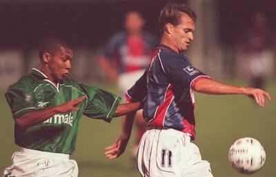 Palmeiras fue el rival de Brasil que más enfrentó al Ciclón. Aquí, jugada Cerro Porteño y Palmeiras entre Gauchinho y Junior en 1999.