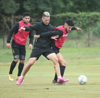 Antonio Marín observa como no se dan tregua por la pelota Morel y Florentín.