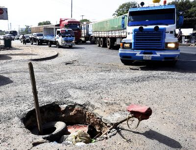 El gran bache representa todo un peligro para aquellos que transitan sobre la calle San Roque González de MRA.