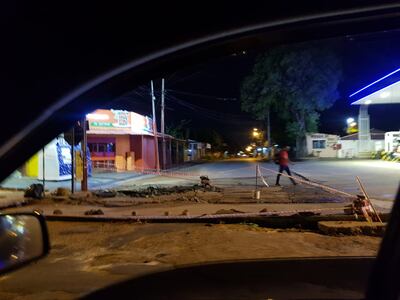 Restos del asfalto, agua, piedras, todo esto hace imposible transitar por la zona