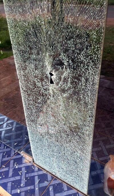 Los delincuentes rompieron el blíndex para ingresar al local. (Foto ilustrativa).