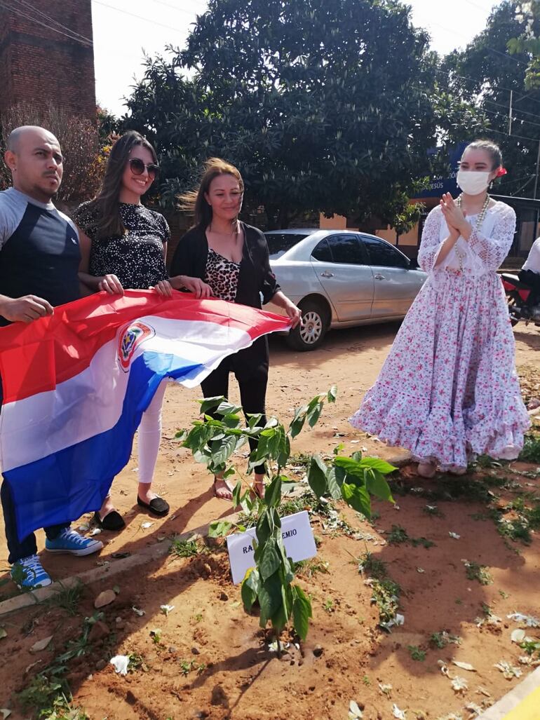 Arbolito descubierto en homenaje al fundador de la cruzada de la amistad, doctor Artemio Bracho.