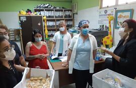Varias mujeres privadas de su libertad del Hogar Nueva Esperanza fueron hasta el Hospital Niños de Acosta Ñu a donar galletitas artesanales que elaboraron.