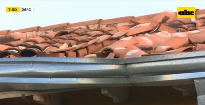 Tejado dañado tras los fuertes vientos. (Captura de ABC TV).
