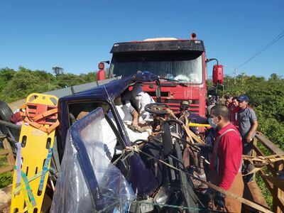 El conductor de unos de los vehículos quedó atrapado entre los hierros retorcidos.