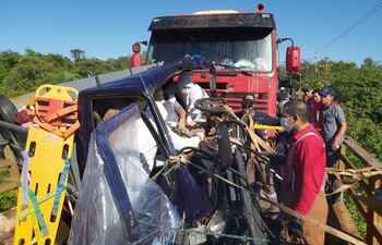 El conductor de unos de los vehículos quedó atrapado entre los hierros retorcidos.