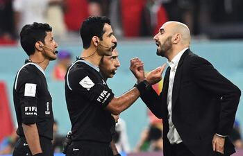 El seleccionador de Marruecos Walid Regragui (d) reclamando al árbitro Abdulrahman Al-Jassim (c) al finalizar el partido por el tercer lugar del Mundial de Fútbol Qatar 2022 entre Croacia y Marruecos en el estadio Internacional Jalifa en Rayán (Catar). EFE/Georgi Licovski