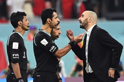 El seleccionador de Marruecos Walid Regragui (d) reclamando al árbitro Abdulrahman Al-Jassim (c) al finalizar el partido por el tercer lugar del Mundial de Fútbol Qatar 2022 entre Croacia y Marruecos en el estadio Internacional Jalifa en Rayán (Catar). EFE/Georgi Licovski