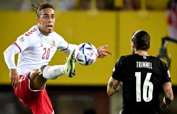 El danés Yussuf Poulsen (i) puntea el balón ante la presencia del austriaco Christopher Trimmel, durante el partido que disputaron ayer en Viena.