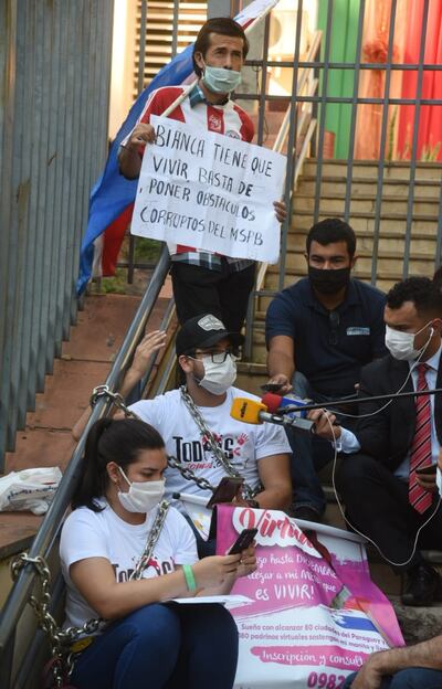 Tania Maíz y José María Patiño, padres de la niña Bianca, quien sufre de AME, se encadenaron frente al Ministerio de Salud, en Asunción.