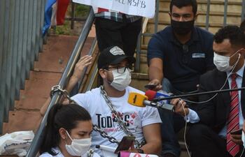 Tania Maíz y José María Patiño, padres de la niña Bianca, quien sufre de AME, se encadenaron frente al Ministerio de Salud, en Asunción.