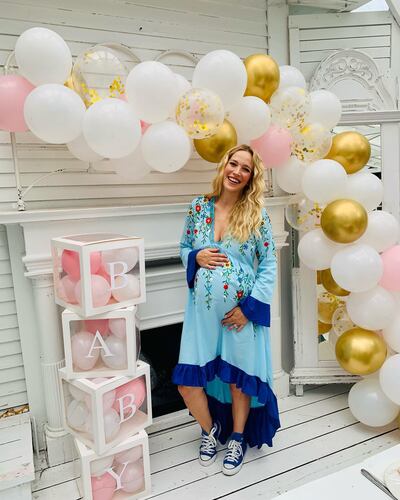 Feliz, Luisana Lopilato en el baby shower que tuvo lugar en los jardines de su residencia en Vancouver.