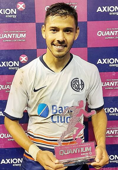 Óscar Romero con su trofeo por ser la figura del partido.