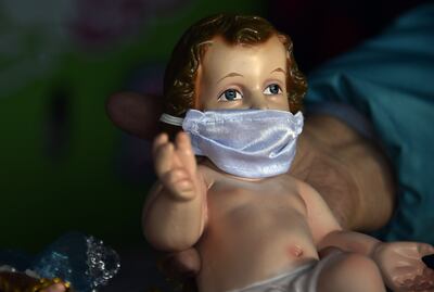 Una imagen del Niño Jesús con mascarilla en un mercado de La Paz, Bolivia.