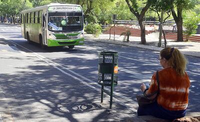 La gente debe esperar más de lo habitual para subir a un bus en la cuarentena.