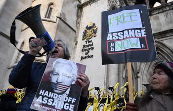 Simpatizantes de Julian Assange protestaban el viernes junto a la sede del tribunal de Londres.