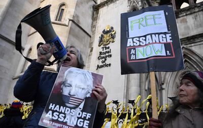 Simpatizantes de Julian Assange protestaban el viernes junto a la sede del tribunal de Londres.