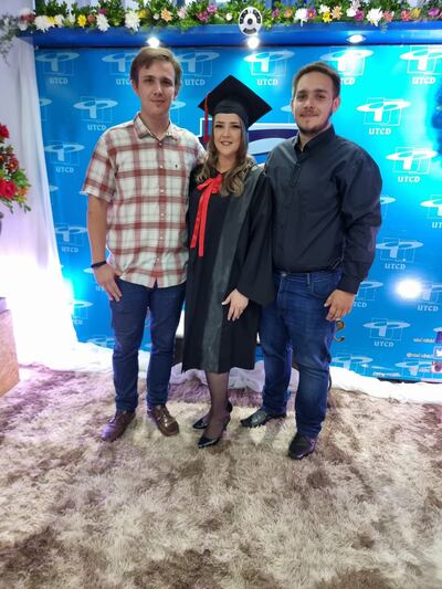 Marylin Michel concluyó la carrera de abogacía en el Buen Pastor, en noviembre pasado. En la foto con sus hijos, Alann y Alexis. Lleva 11 años en prisión, pudiendo ser inocente.