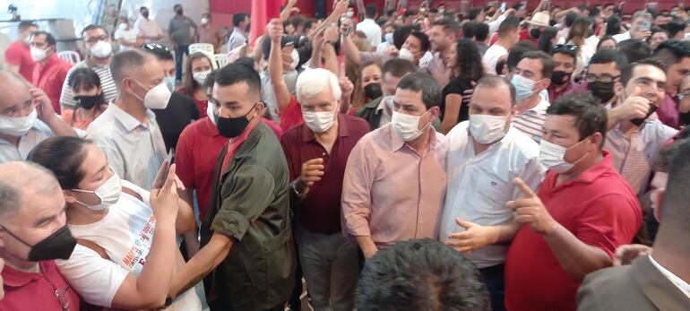 Al termino del evento, el Vicepresidente de la republica, Hugo Velázquez, abandonó el lugar acompañado de cerca por el Ministro de Desarrollo Social, Mario Varela.